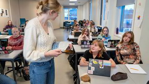 Det være et stort feilsteg å gå i retning av mer kunnskapsbaserte læreplaner som beskriver hvilket innhold elevene skal kunne noe om, skriver artikkelforfatteren