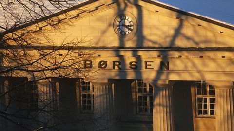 Morgensolen kaster skygger over Oslo Børs, som er negativt terreng fredag. Foto: Erik Johansen /