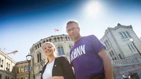 Solen skinner på Une Bastholm og Rasmus Hansson i Miljøpartiet de grønne utenfor Stortinget.