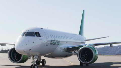 Et av Widerøes Embraer 190 E-2 etter landing på Flesland lufthavn. Nå skal selskapet samarbeide mer med Finnair.