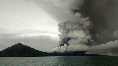 Utbruddet til vulkanen Anak Krakatoa fotografert fra et skip i Sunda-stredet andre juledag.