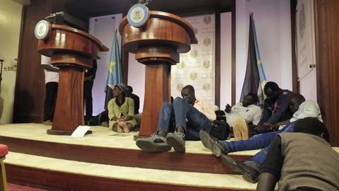 Journalister sitter på podiet i presidentpalasset før en pressekonferanse i Juba. Sør-Afrika. Foto: Reuters / NTB scanpix