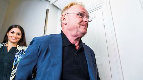 Karantenetiden er over for Per Sandberg. Her er han fotografert sammen med samboer Bahareh Letnes rett før deres felles pressekonferanse etter at Sandnes trakk seg som fiskeriminister i august.