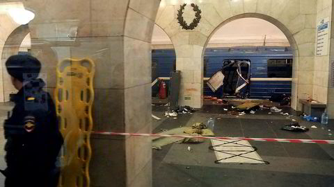 En ødelagt t-banevogn på Tekhnologitsjeskij Institut-stasjonen i St. Petersburg etter mandagens bombeangrep.
