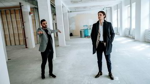 Hicham Chahine viser frem det som skal bli Ninjas in Pyjamas' nye lokaler sør i Stockholm. Til høyre står styreleder og investor Thomas Neslein.