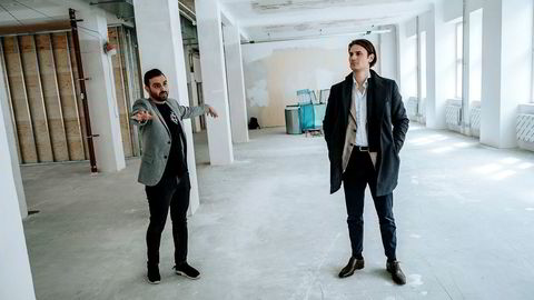 Hicham Chahine viser frem det som skal bli Ninjas in Pyjamas' nye lokaler sør i Stockholm. Til høyre står styreleder og investor Thomas Neslein.