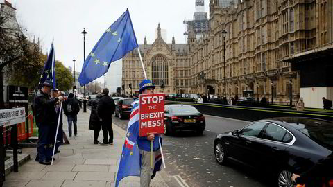 Brexit-motstander Steve Bray fra Wales protesterte utenfor parlamentet torsdag.