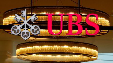 Logoen til den sveitsiske storbanken UBS henger utstilt ved en filial i Basel.