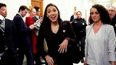 Alexandria Ocasio-Cortez og demokratene går nå for fullt etter Donald Trumps ligningsattester. Her er hun på vei inn til høringen med Michael Cohen.