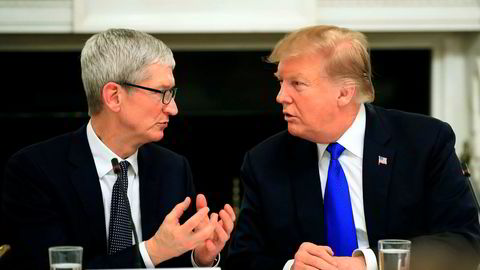 Apples konsernsjef Tim Cook har klart å forklare Donald Trump at amerikanske selskaper og forbrukere må ta regningen på straffetoller som innføres på kinesisk import. De to spiste middag sammen sist fredag og diskuterte blant annet konsekvensene av handelskrigen. Bildet er fra en tidligere anledning.