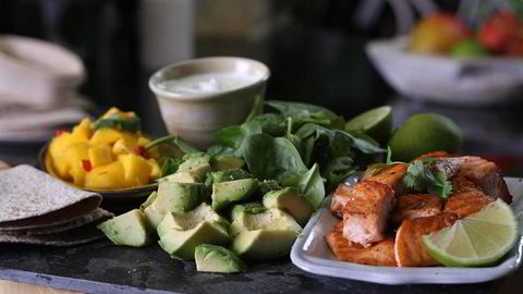 Rask middag. Laksewrap med kesam og mango er velsmakende og sunt. Foto: Espen Olson