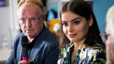 Per Sandbergs kjæreste Bahareh Letnes går kraftig ut mot skribent Mina Ghabel Lunde. Bildet er fra en felles pressekonferanse mellom Letnes og Sandberg etter at Sandberg trakk seg som fiskeriminister.