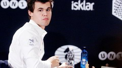 Unibets logo har vært godt synlig bak Magnus Carlsens rygg under NRKs sendinger fra sjakk-VM i hurtigsjakk i Berlin. Foto: Ole Kristian Strøm/VG