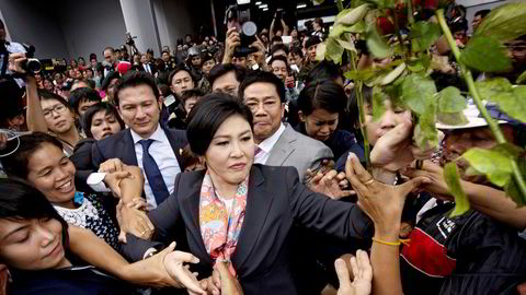 BAD LUCK. Den avsatte statsministeren Yingluck Shinawatra møtte sine tilhengere etter at grunnlovsdomstolen offentliggjorde sitt vedtak. Foto: Pornchai Kittiwongsakul, AFP/NTB Scanpix