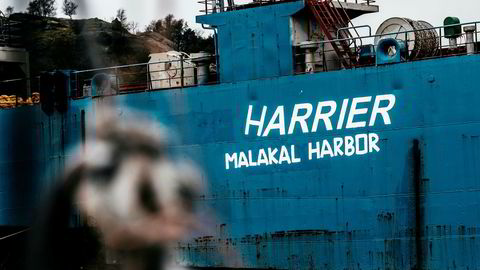 Skipet «Harrier» fra da det lå i Spindsfjorden utenfor Farsund. Skipet skulle gi penger i havnekassen, men har mest skapt frustrasjon i administrasjonen og blant politikere og hyttefolk.