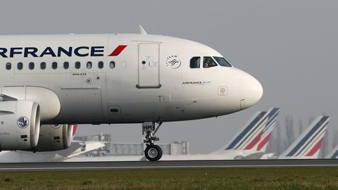 Her kjører et Air France-fly mot rullebanen på flyplassen Charles de Gaulle utenfor Paris. Foto: Gonzalo Fuentes / Reuters / NTB scanpix