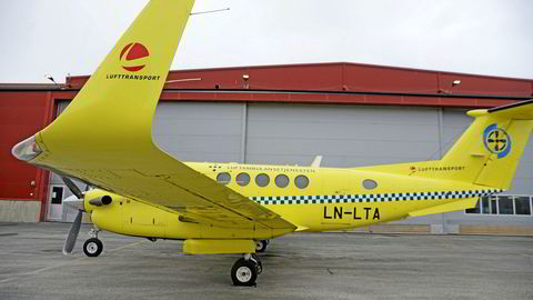 Luftambulansefly fra Lufttransport på Tromsø Lufthavn, og konflikten om pilotene er fortsatt fastlåst.