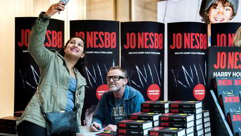Addchayi Mahalingam kunne dra hjem med signert bok og selfie med Jo Nesbø. Jo Nesbø signerer sin nye på bok «Kniv» på Nye Sandvika Storsenter.