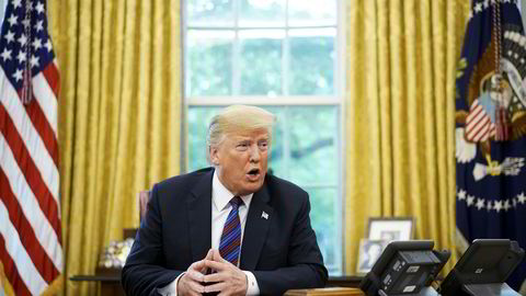 USAs president Donald Trump på telefonen med Mexicos president Enrique Peña Nieto, samtidig som han kunngjør handelsavtalen mellom de to landene mandag.