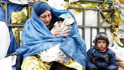 AfD startet i 2013 som et protestparti mot samarbeidet i eurosonen. Nå er flyktningkrisen sak nummer én for partiet. Her venter flyktninger på grensen mellom Østerrike og Tyskland. Foto: Christof Stache/AFP/NTB Scanpix