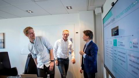 – Jeg kunne jo godt tenkt meg å handle alle disse kryptovalutaene nesten hver dag, sier investor Ketil Skorstad. Her sammen med Arcane Cryptos daglig leder Torbjørn Bull Jenssen (til venstre) og Jonatan Raknes (til høyre) i Middelborg Invest.