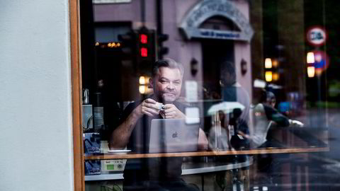 Øystein Bonvik sluttet i pr-byrået han startet, og jobber nå på egen hånd fra kafékontorer rundt omkring i Oslo. Foto: Adrian Nielsen