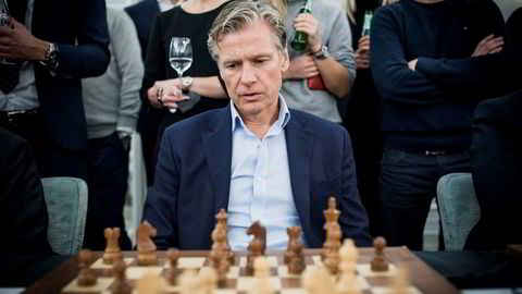 Eiendomsinvestor Edgar Haugen møtte verdensmester i sjakk Magnus Carlsen under et arrangement av Carlsens sponsor Arctic Securities i februar i år. Den mediesky investoren vil holde seg unna boligmarkedet i Oslo fremover.