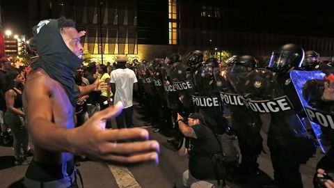 En protestant roper mot politet under en markering mot den siste tidens tragiske episoder hvor svarte menn er blitt skutt av politiet. Foto: Photo/Ross D. Franklin