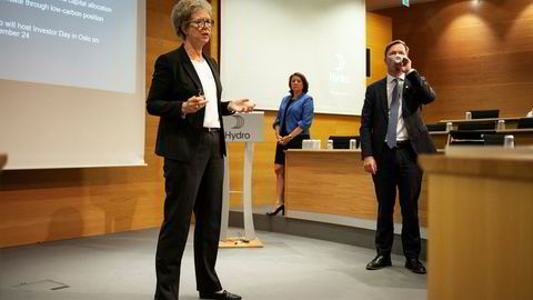 Konsernsjef Hilde Merete Aasheim (til venstre) legger tirsdag frem Hydros resultater for andre kvartal. Her med kommunikasjonsdirektør Inger Sethov og konserndirektør for Økonomi og finans Eivind Kallevik.