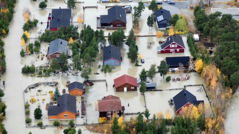 Den store vannføringen i Ottavassdraget oversvømmet hus i Skjåk. Alle fylkesveier i Skjåk var under vann. Samtidig er situasjonen kritisk for flere broer i Lom og Skjåk.