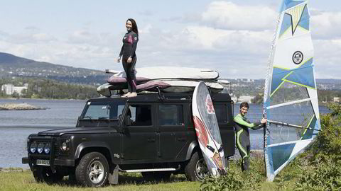 Brettet og klart. Fredrik Geelmuyden og Nina Kristine Madsen Geelmuyden 
                  har pakket Land Rover Defender som en middels surfutstyrbutikk