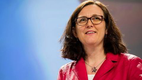 EUs handelskommissær Cecilia Malmström skal være i kontakt med USAs handelsrepresentant Robert Lighthizer, men unionen er lite fornøyd med at usikkerheten fortsetter.