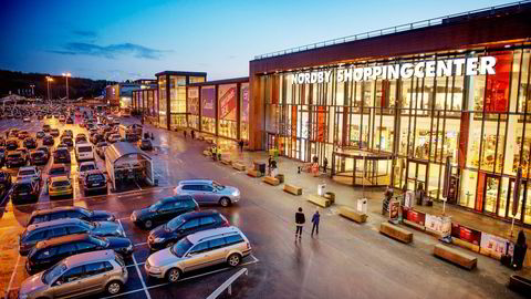 Her på Nordbysenteret ved Svinesund er Coop Øst deleier i de to gigantiske supermarkedene. Hvert år hentes 50–60 millioner kroner av disse supermarkedenes overskudd til de norske Coop-butikkene på Østlandet. Foto: Hampus Lundgren