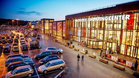 Her på Nordbysenteret ved Svinesund er Coop Øst deleier i de to gigantiske supermarkedene. Hvert år hentes 50–60 millioner kroner av disse supermarkedenes overskudd til de norske Coop-butikkene på Østlandet. Foto: Hampus Lundgren