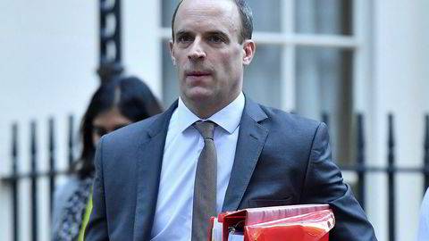 Dominic Raab nekter å stille seg bak forslaget til brexitavtale med EU og trekker seg derfor som brexitminister i den britiske regjeringen.