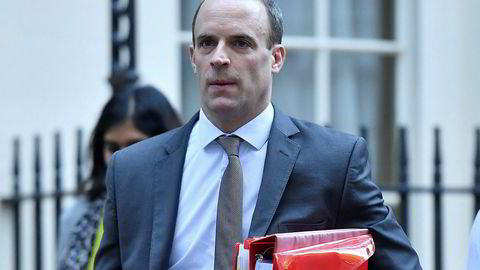 Dominic Raab nekter å stille seg bak forslaget til brexitavtale med EU og trekker seg derfor som brexitminister i den britiske regjeringen.