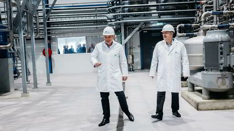 Anbjørn Øglend, til venstre, og Jakob Hatteland satser 300 millioner kroner på ny fiskemelfabrikk i Egersund. Det er bare første skritt i satsingen i et nytt fiskerikonsern.