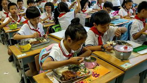 I 2012 tronet Shanghai på topp av Pisa-testen, mens USA var helt nede på 39. plasss. Spørsmålet forskerne stilte, var om forskjellene mellom Shanghai og USA delvis reflektere forskjeller i motivasjon. Her spiser elever i Shanghai lunch.
