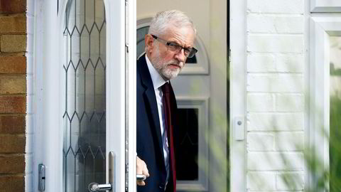 Labour-leder Jeremy Corbyn på vei ut av sitt hjem i London. Han håper nå på å flytte inn i Downing Street 10, men det er fortsatt altfor tidlig å bestille flyttebil.