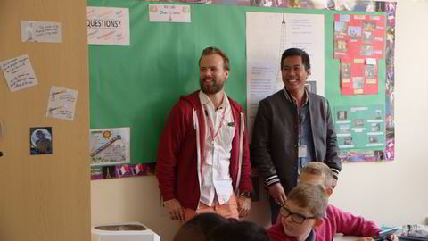 Kahoot-gründer Johan Brand og programleder i «Gründerne», Christian Strand, besøkte Kahoot-brukerne på en barneskole i London i første episode av den nye NRK-serien.