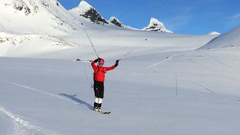 Lars Ragnar Manengen kunne feire rekorden sammen med Vegard Fredheim etter over 15 timer på ski.