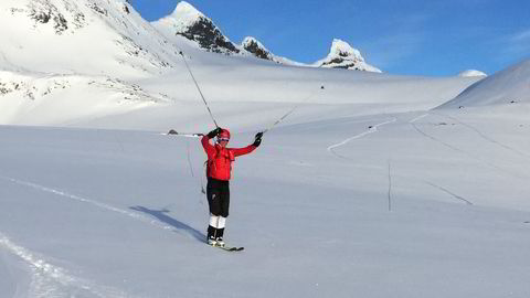 Lars Ragnar Manengen kunne feire rekorden sammen med Vegard Fredheim etter over 15 timer på ski.