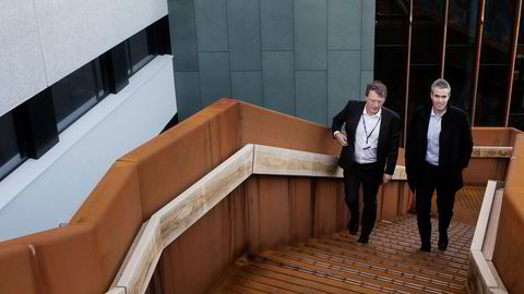 Sjefstrateg Peter Hermanrud i Sparebank 1 Markets og Skagen-forvalter Øyvind Fjell stiger opp trappene ved Atlantic Hotel. Hotellet er pusset opp for en halv milliard gjennom oljekrisen, et mulig tegn på ny vestlandsoptimisme.