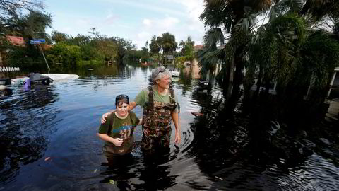Sola skinner i Bonita Springs i Florida da innbyggere vendte tilbake for å se på ødeleggelsene fra oversvømmelsene mandag.