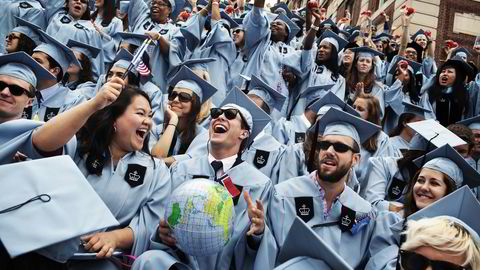 Stadig flere nordmenn studerer i utlandet. På dette bildet fra 2013 som viser studenter som feirer Graduation Day ved Columbia University, ser vi også Haakon Gloersen (mitten med norsk flagg). Han tok en toårig master i statsvetenskap ved Columbia på ett år.
                  Foto: Linus Sundahl-Djerf