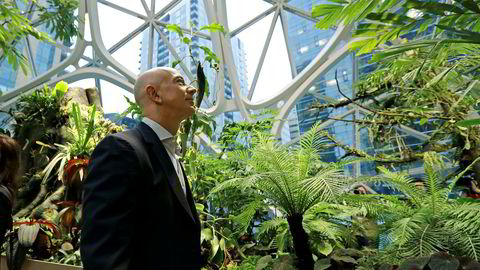 Amazons grunnlegger og sjef Jeff Bezos er fortsatt verdens rikeste person. Her spankulerer rundt i Amazon Spheres i selskapets hovedkvarter i Seattle.