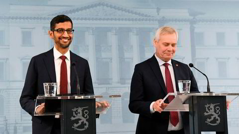 Finlands statsminister Antti Rinne (til høyre) sammen med Googles administrerende direktør Sundar Pichai på pressekonferansen i Helsingfors fredag.