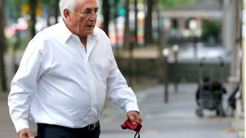 Paris, 12. juni 2015: Tidligere IMF-sjef Dominique Strauss-Kahn holder et slips og bilknøkler i hendene da han forlater sin leilighet i Paris for å reise til Lille for å overvære domsavsigelsen i halliksaken mot ham. Foto: NTB SCANPIX / REUTERS / Gonzalo Fuentes