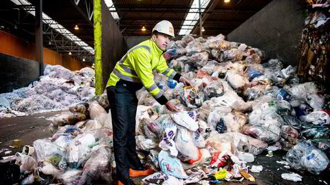 Konsernsjef Erik Osmundsen mener plastposeavgift vil øke norske klimautslipp. Her foran berg av plast til gjenbruk ved Norsk Gjenvinnings store anlegg i Oslo. Foto: Klaudia Lech