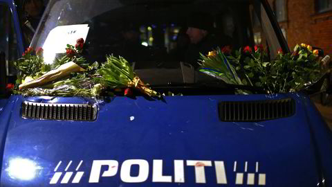 PREGET: En dansk politibil ble mandag dekket med blomster under en minneseremoni for de drepte i terrorangrepene i København. FOTO: